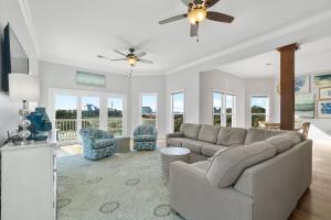 Et tv og/eller underholdning på Lotsa Sand C by Vacation Homes Collection