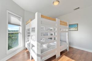 En eller flere senge i et værelse på Lotsa Sand C by Vacation Homes Collection + 38 billeder