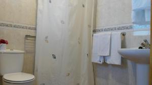Łazienka w obiekcie Pensión Amparo Las Hayas