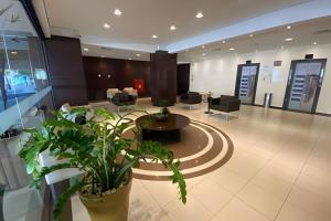 um átrio com plantas e uma mesa e cadeiras em SHB - Paradisíaca vista para o mar no Gonzaga! em Santos mais 36 fotografias