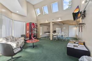 TV a/nebo společenská místnost v ubytování North Beach Resort