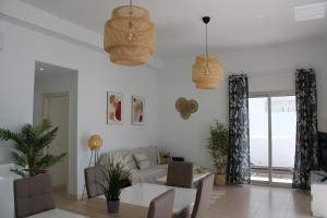 un salon avec un canapé et une table dans l'établissement Villa Marina Rubicón DeLuxe, à Playa Blanca