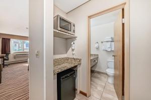 Kuchyň nebo kuchyňský kout v ubytování Invermere Inn & Suites