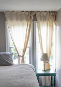 a bedroom with a bed and a window with a lamp at 12ppl House in NW BBQ & Fire Pit in Washington +32 photos