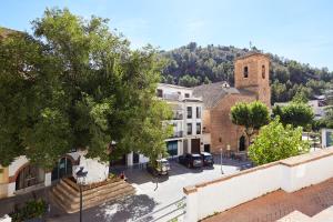 a view of a town with a church and a street at Casa del Álamo in Cambil
