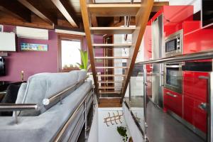 a room with a kitchen with red cabinets at Casa del Álamo in Cambil