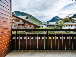 a balcony with a view of the mountains at Bel appartement 2 chambres près des pistes, centre station, parking, WIFI, balcon exposé sud - FR-1-684-11 in Morzine