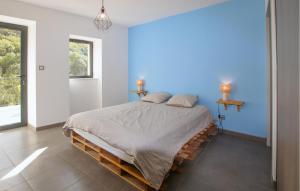 Postel nebo postele na pokoji v ubytování 3 Bedroom Cozy Home In Mayres