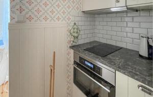 Η κουζίνα ή μικρή κουζίνα στο 2 Bedroom Nice Home In Mariannelund