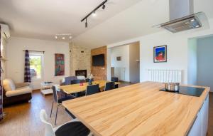 Dapur atau dapur kecil di Beautiful Home In Cere