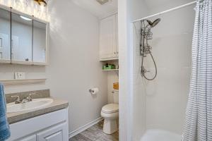 Ένα μπάνιο στο Granbury Cottage, Steps to Lake and Dock! +22 φωτογραφίες