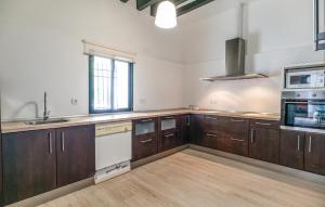 una cucina vuota con armadi in legno e lavandino di 10 Bedroom Stunning Home In Santaella a Puente Genil