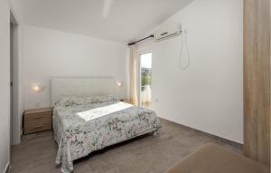 a bedroom with a bed and a window at 2 Bedroom Awesome Apartment In Barbat in Barbat na Rabu