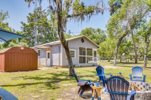 un grupo de sillas sentadas en el patio frente a una casa en Pet-Friendly Fort McCoy Cabin with Fire Pit!, en Orange Springs