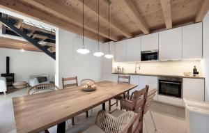 Kuchyň nebo kuchyňský kout v ubytování Lovely Home In Funtana With Wifi