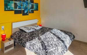 Postel nebo postele na pokoji v ubytování Cozy Home In Bourbriac