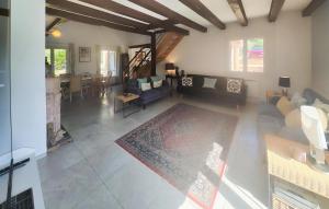 Khu vực ghế ngồi tại Amazing Home In Assignan