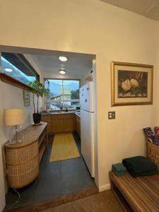 Posezení v ubytování Topanga Panoramic View Loft with Trails & Creeks