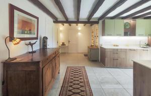 Nhà bếp/bếp nhỏ tại Amazing Home In Assignan