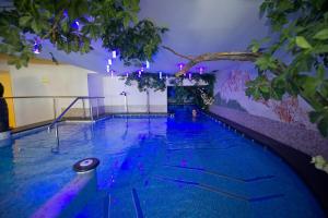 Bazén v ubytování Family & Wellness Hotel Fontana nebo v jeho okolí