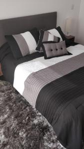 Una cama o camas en una habitación de Amazing Hi-rise In Polanco, Pool & Hs Wi-fi