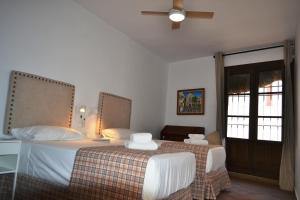 En eller flere senge i et værelse på SunShine Paseo de la Victoria