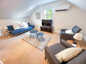 Red HookにあるHudson Valley Haven - NYの青いソファとテレビのあるリビングルーム