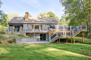 Red HookにあるHudson Valley Haven - NYの大きなデッキと階段のある古い家