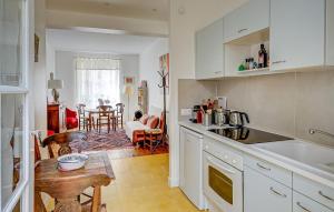 Η κουζίνα ή μικρή κουζίνα στο 1 Bedroom Cozy Apartment In Gentilly