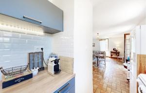 una cucina con pareti bianche e piano di lavoro di Amazing Home In Saint-Privat-Des-Prés a Saint-Privat-des-Prés