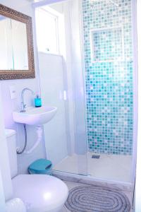 ein Badezimmer mit Dusche, Toilette und Waschbecken in der Unterkunft Casa da Carioca com vista para Floresta Tijuca in Rio de Janeiro