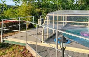 Kolam renang di atau dekat dengan Gorgeous Home In Saint-Chamassy