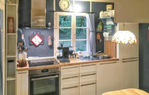Dapur atau dapur kecil di Gorgeous Home In Saint-Chamassy +7 gambar