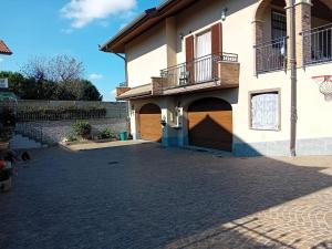 Casa Fontana CervoにあるVilla Saraのバスケットボールのゴールと私道のある家