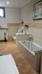 Casa Fontana CervoにあるVilla Saraの洗面台2つとバスタブ付きのバスルーム