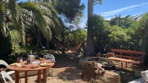 a table with food on top of it in a yard at Cabaña en Pichidangui un Oasis de naturaleza y relajación in Pichidangui