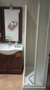 Casa Fontana CervoにあるVilla Saraのシャワーと洗面台付きのバスルーム +10枚の写真