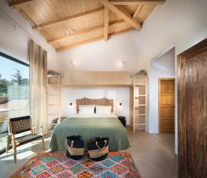 Un dormitorio con una cama y una ventana grande. en Villa Aura Boutique Escape with Heated Pool near Albena, en Rogachevo 31 fotos más