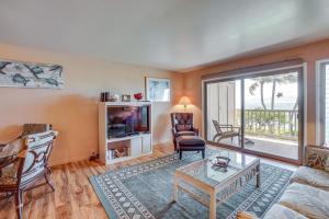 TV a/nebo společenská místnost v ubytování Kaunakakai Condo with Private Lanai and Ocean Views!
