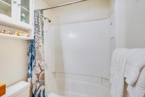 Koupelna v ubytování Kaunakakai Condo with Private Lanai and Ocean Views!