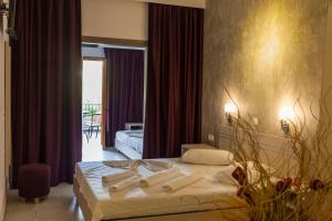 A bed or beds in a room at Dallas Valtos Studios