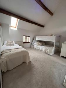 Ένα ή περισσότερα κρεβάτια σε δωμάτιο στο Oak Barn-ideal for Nec,Hs2,BHX,family gatherings +31 φωτογραφίες