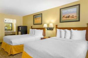 Postel nebo postele na pokoji v ubytování Best Western Executive Inn + 17 fotografií