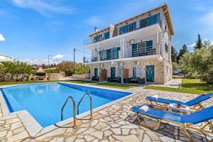 een afbeelding van een villa met zwembad bij Gkountis Deluxe King Suite 1 in Tsoukaladhes