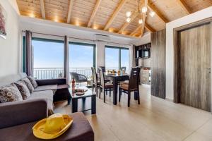 een woonkamer met een bank en een tafel bij Gkountis Deluxe King Suite 1 in Tsoukaladhes