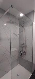 una doccia con una porta in vetro in un bagno di Casa Da Barroca a Arcos de Valdevez