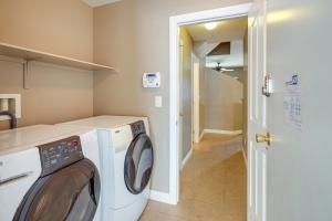 Las Vegas Condo with Patio and Pool Access!