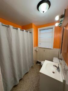 Bilik mandi di Fidelia Halos Room Queen Bed, Minutes from Newark Liberty International Airport and Newark Penn Station