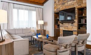 Khu vực ghế ngồi tại Glacier Canyon by HelloVacay