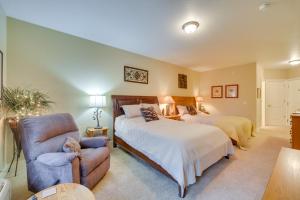 una camera con due letti e una sedia di Cozy Birchwood Condo on Tagalong Golf Course! a Birchwood Altre 27 foto